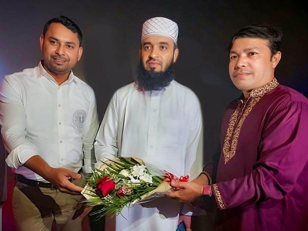 জনপ্রিয় ইসলামিক বক্তা মাওলানা মিজানুর রহমান আজহারী কাতার আগমনে কুমিল্লা সমিতি কাতার'র ফুলেল শুভেচ্ছা