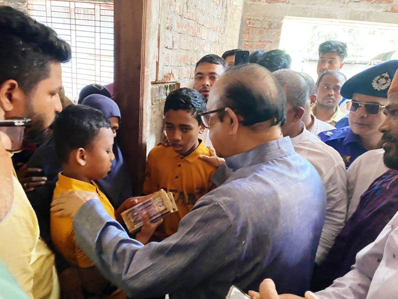 প্রয়াত আ'লীগ নেতার স্ত্রী ও সন্তানেদের এমপির ৫ লাখ টাকা অনুদান