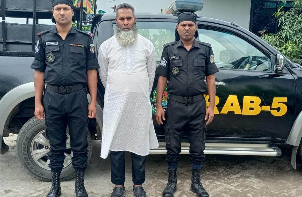 চাঁপাইনবাবগঞ্জে র‍্যাবের অভিযানে বিপুল পরিমাণ ভারতীয় জাল রুপি সহ চক্রের মূলহোতা আটক