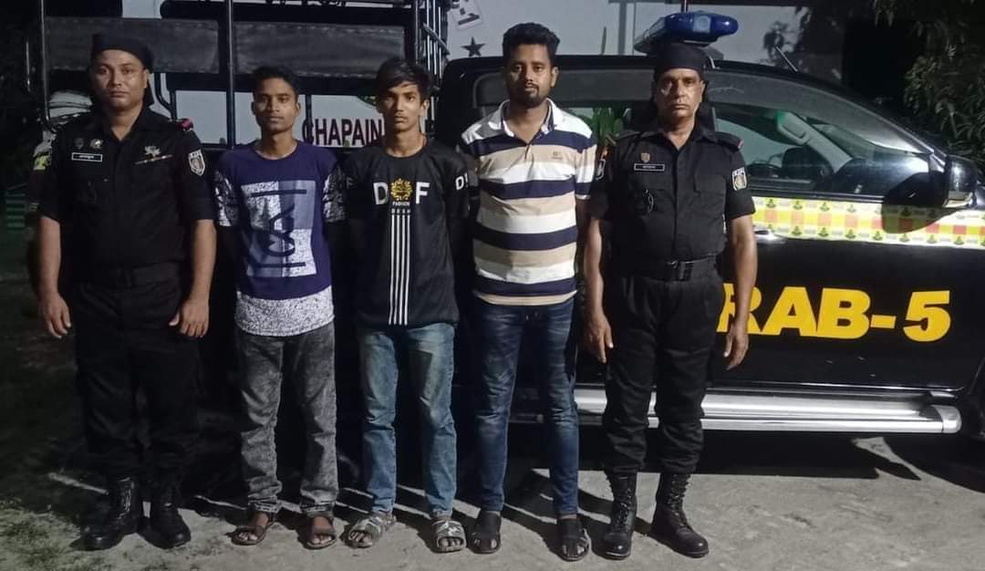 চাঁপাইনবাবগঞ্জের শিবগঞ্জে আলোচিত নবম শ্রেণির ছাত্র শিহাব হত্যা মামলার ৩ আসামিকে গ্রেপ্তার করেছে র্র্যাব