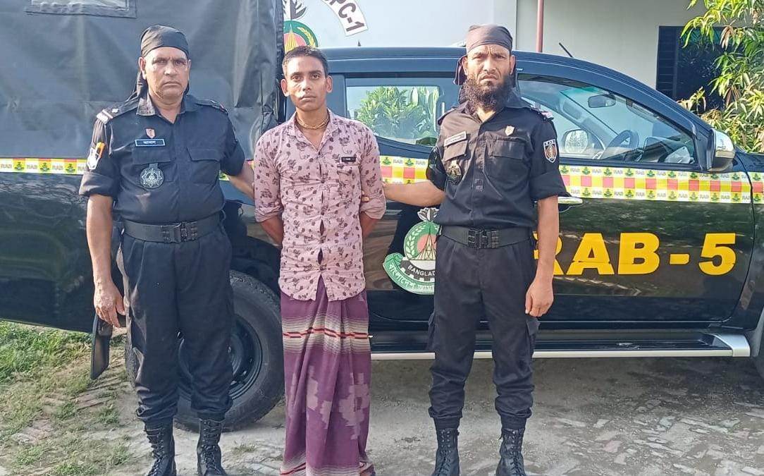 চাঁপাইনবাবগঞ্জ র‌্যাব ক্যাম্পের অভিযানে বিদেশি পিস্তল, গুলি ও ম্যাগজিনসহ ১ যুবক গ্রেপ্তার 