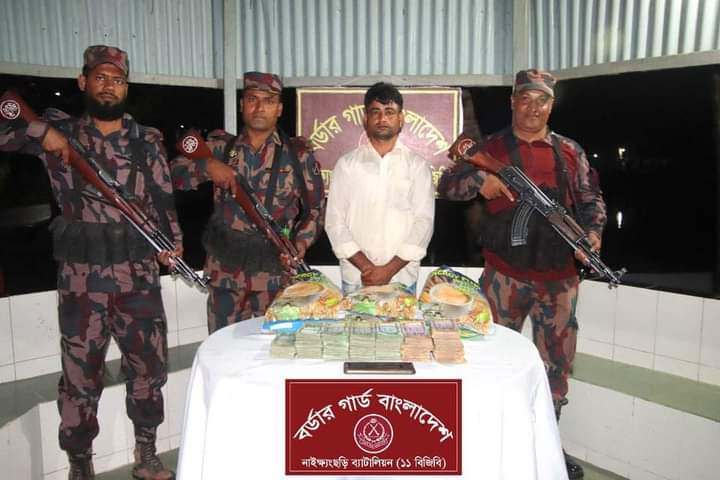 নাইক্ষ্যংছড়িতে ১১বিজিবির অভিযানে বার্মিজ মালামাল, বিপুল পরিমাণ  নগদ টাকাসহ আটক-১