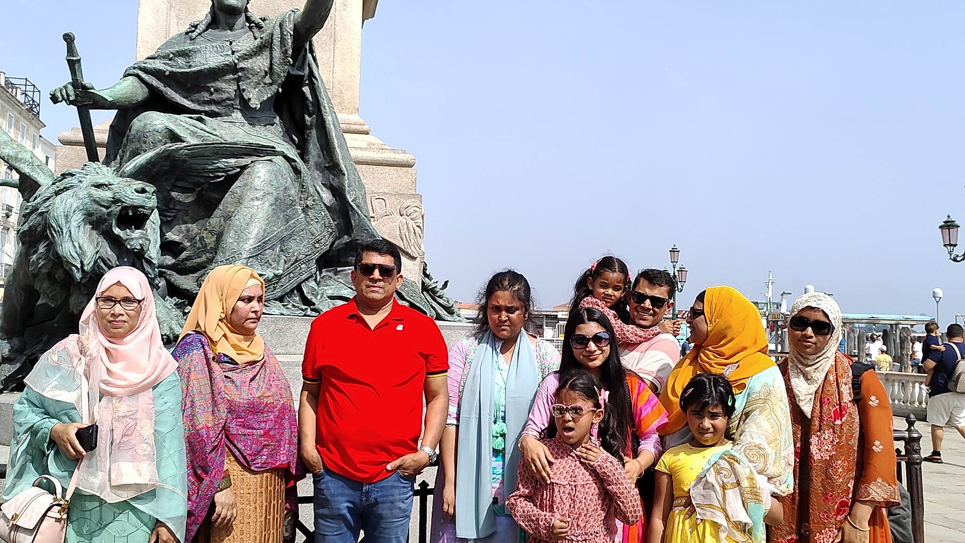 ইতালির ভেনিসে বাড়ছে পর্যটকদের ভিড়,  বিভিন্ন শহর হতে আসছে বনভোজনে