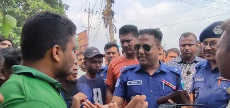চাঁপাইনবাবগঞ্জে ট্রাফিক পুলিশের ধাক্কায় রাস্তায় পড়ে আহত মোটরসাইকেল আরোহী 