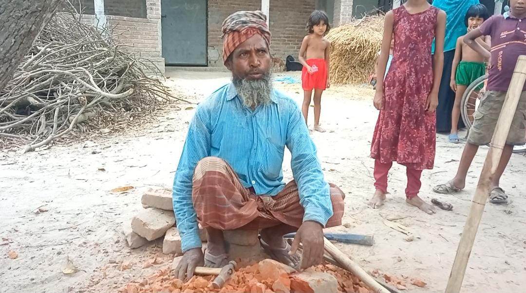 শিবগঞ্জে রাস্তা মেরামতের মাধ্যমে জনসেবাই কাজ করে আসছেন একজন রাস্তা পাগল দিনমজুর ও ভ্যান চালক মিস্টার