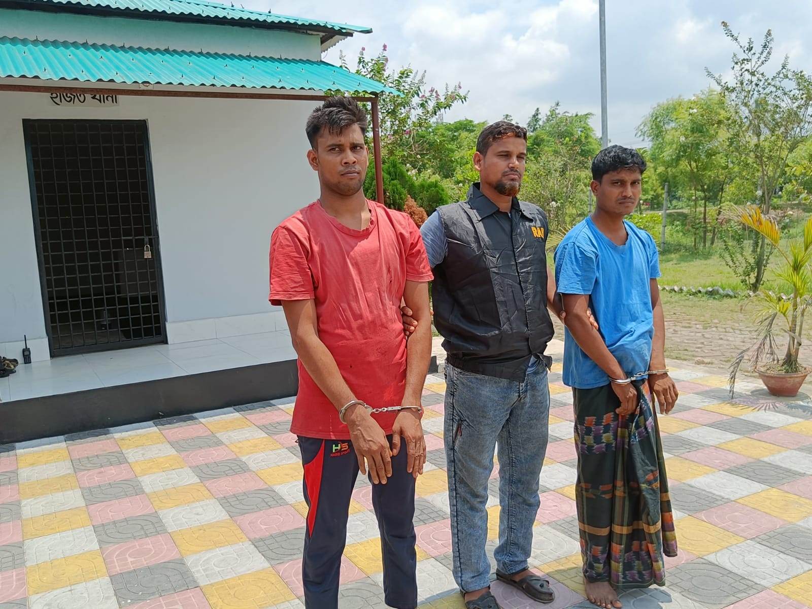 চাঁপাইনবাবগঞ্জে হ্যান্ডকাফসহ ভারত পালিয়ে যাওয়া আসামী অস্ত্র-হেরোইনসহ র‌্যাবের হাতে গ্রেফতার
