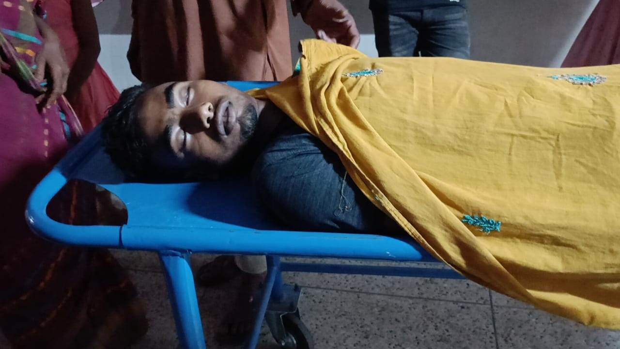 চাঁপাইনবাবগঞ্জের শিবগঞ্জে তুচ্ছ ঘটনাকে কেন্দ্র করে স্কুল ছাত্রকে পিটিয়ে হত্যা