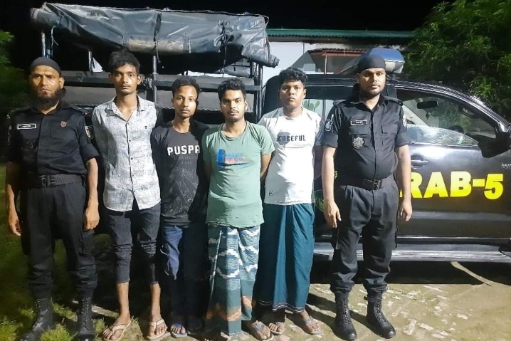 চাঁপাইনবাবগঞ্জে ০৪ জন কিশোর গ্যাংয়ের সদস্যকে গ্রেফতার করেছে র‍্যাব-৫