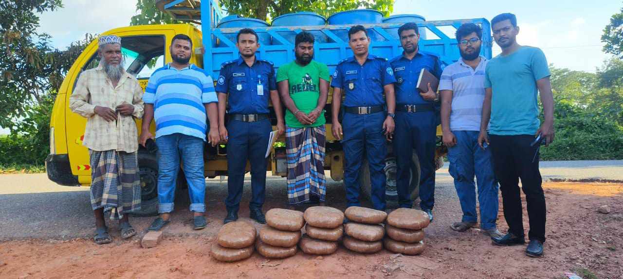 মুরাদনগরে ৩৫ কেজি গাঁজা সহ ০১ মাদক চোরাকারবারি আটক