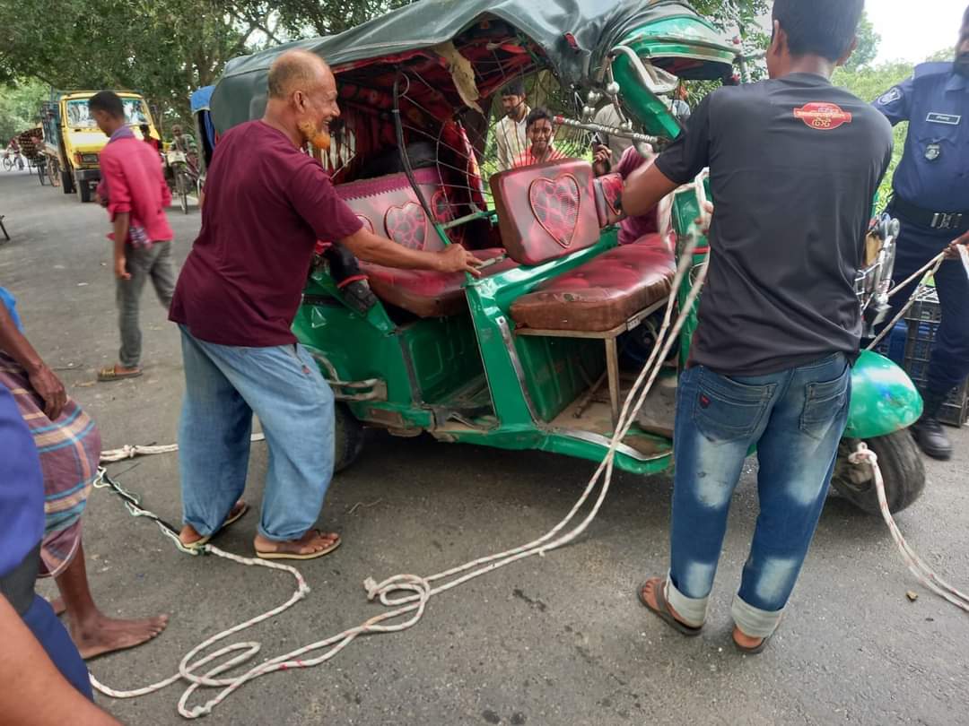 চাঁপাইনবাবগঞ্জে মিনি ট্রাক-সিএনজি মুখামুখি সংর্ঘষে ২ জন নিহত, আহত-৩