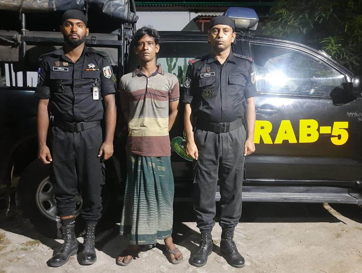 চাঁপাইনবাবগঞ্জে র‍্যাবের অভিযানে ৪ কেজি বিস্ফোরক সহ আটক-০১