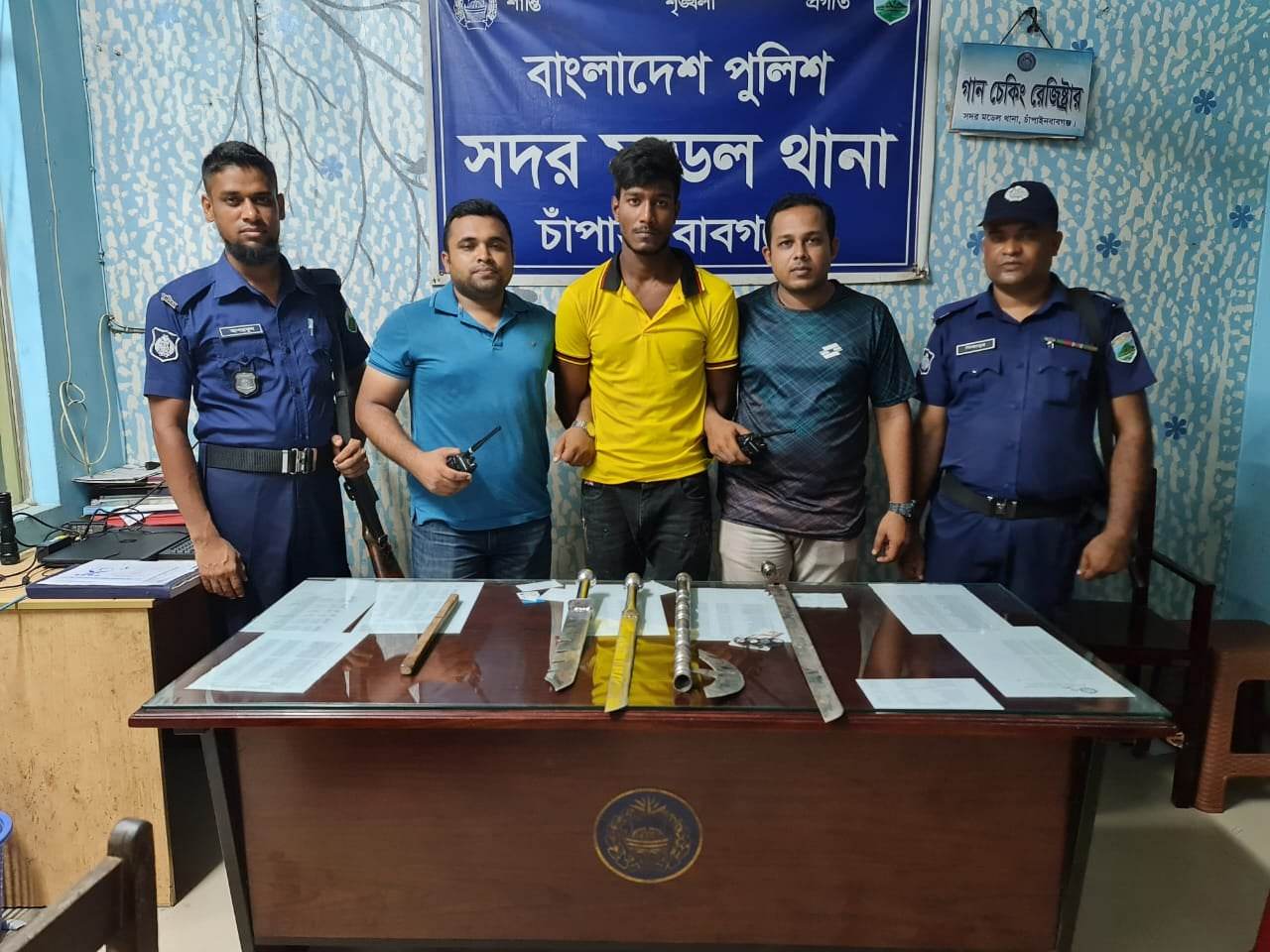 চাঁপাইনবাবগঞ্জ সদর মডেল থানার ওসি সাজ্জাদ হোসেনের কৃতিত্ব।। বিপুল পরিমাণ দেশীয় অস্ত্র সহ গ্রেফতার ১