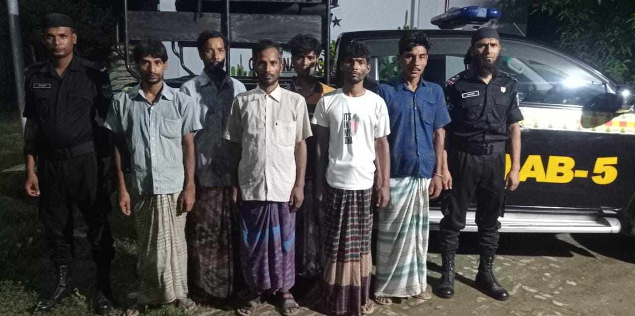 চাঁপাইনবাবগঞ্জে মাদক সেবন ও বিক্রয়ের অপরাধে ৬ জনকে গ্রেফতার করেছে র্র্যাব