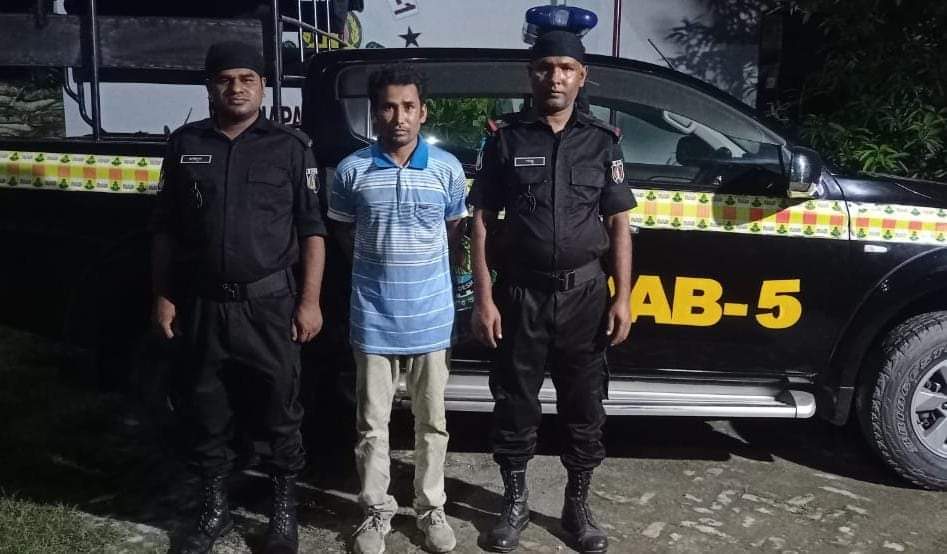 চাঁপাইনবাবগঞ্জে ৭ মামলার সাজাপ্রাপ্ত পলাতক আসামি গ্রেপ্তার