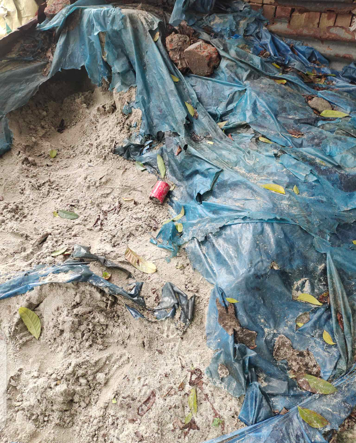 চাঁপাইনবাবগঞ্জের রামচন্দ্রপুরে পরিত্যক্ত অবস্থায় ককটেল উদ্ধার 