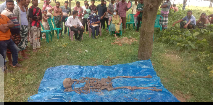 চাঁপাইনবাবগঞ্জের গোমস্তাপুরে দাফনের দেড় বছর পর কবর থেকে লাশ উত্তোলন