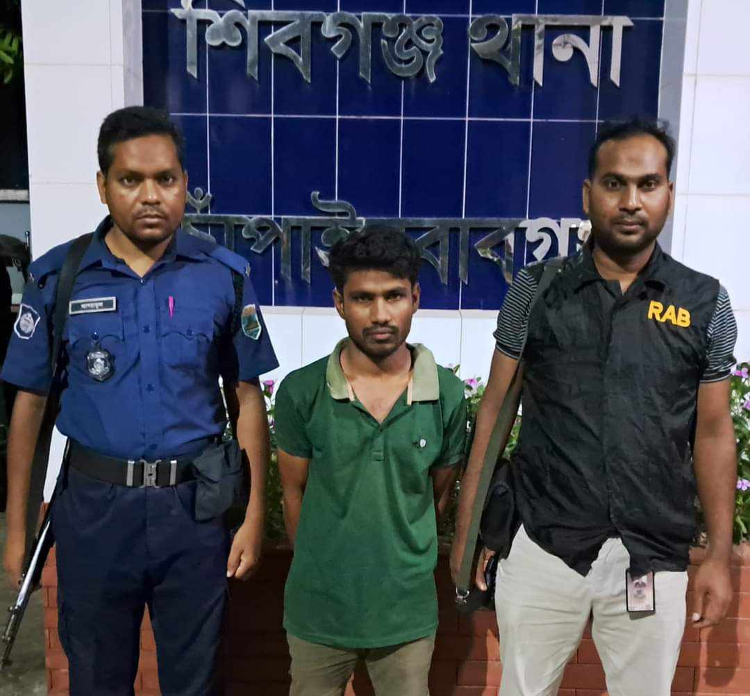 চাঁপাইনবাবগঞ্জে শীর্ষ সন্ত্রাসী ডাব বিক্রেতা রিপন যৌথ অভিযানে আটক 