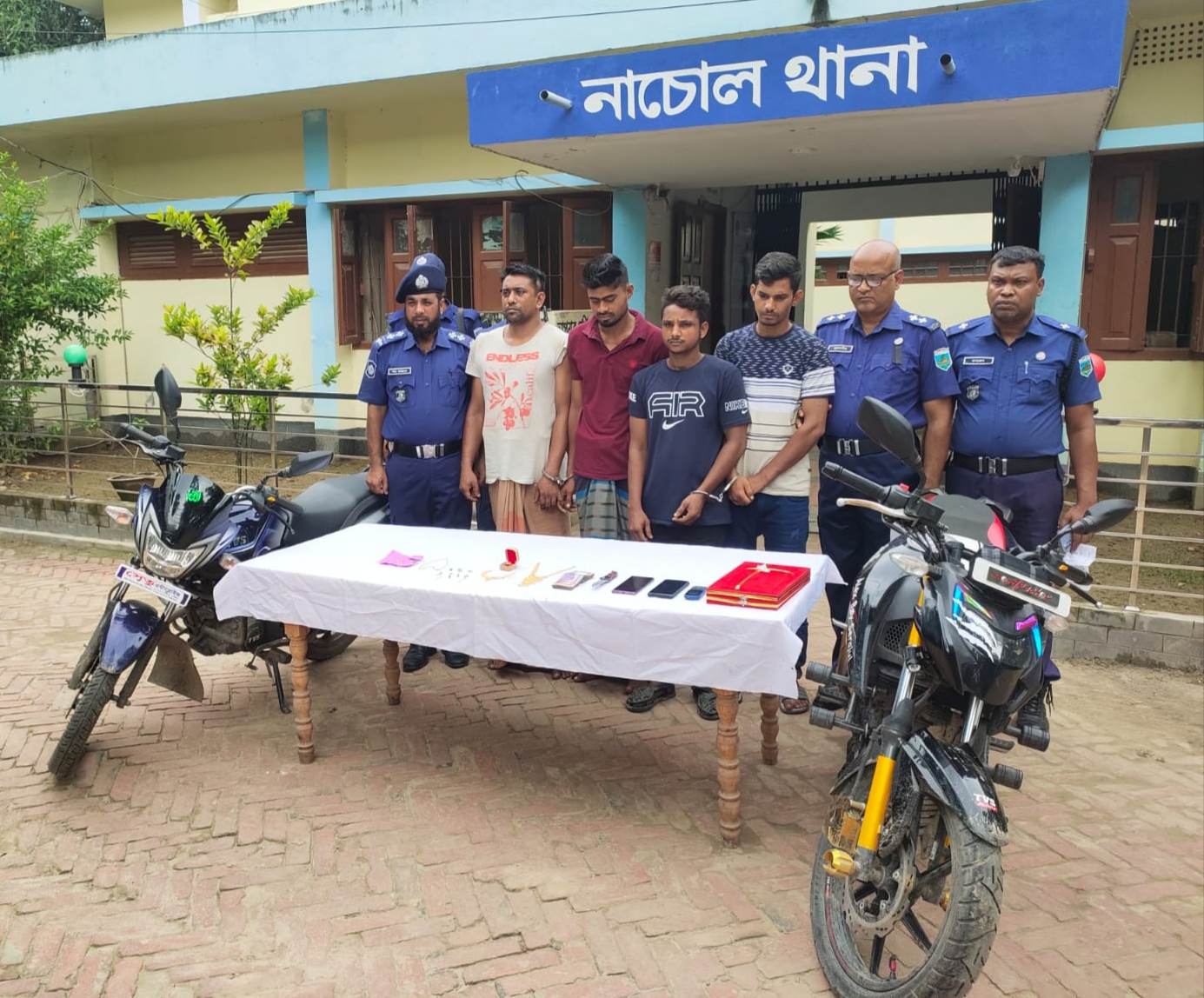 চাঁপাইনবাবগঞ্জে চুরি হওয়া স্বর্ণালংকারসহ চার চোর গ্রেপ্তার