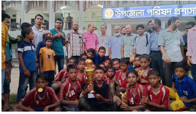 সন্দ্বীপে বঙ্গবন্ধু ও বঙ্গমাতা ফজিলাতুন্নেছা মুজিব গোল্ডকাপ ফুটবল টুর্নামেন্টের ফাইনাল খেলা অনুষ্ঠিত: কালাপানিয়া ও রহমতপুর অনন্তময়ী সরকারি প্রাথমিক বিদ্যালয় চ্যাম্পিয়ন