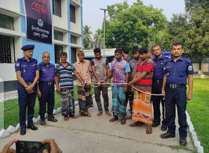 চাঁপাইনবাবগঞ্জে চুরির কাজে ব্যবহৃত ৩ টি পিকআপ, ২ টি গরু সহ আন্তঃজেলা চোর চক্রের ৬ চোর গ্রেফতার  