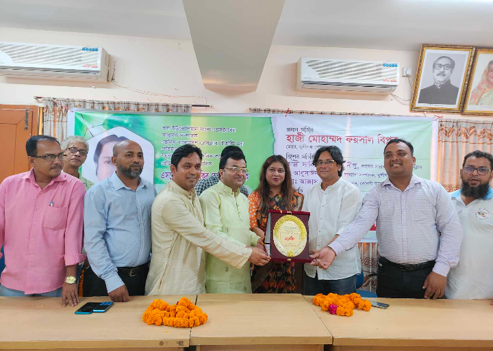 ইউরোপিয়ান বাংলা প্রেসক্লাবের সাধারণ সম্পাদক, এসকে এমডি জাকির হোসেন সুমন' কে সংবর্ধনা