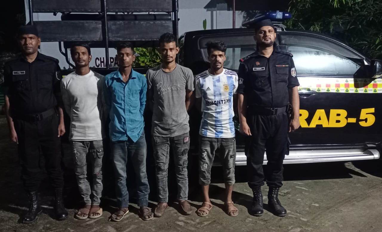 চাঁপাইনবাবগঞ্জে মূলহোতা সহ চোর চক্রের ৪ সদস্যকে গ্রেফতার করেছে র্র্যাব