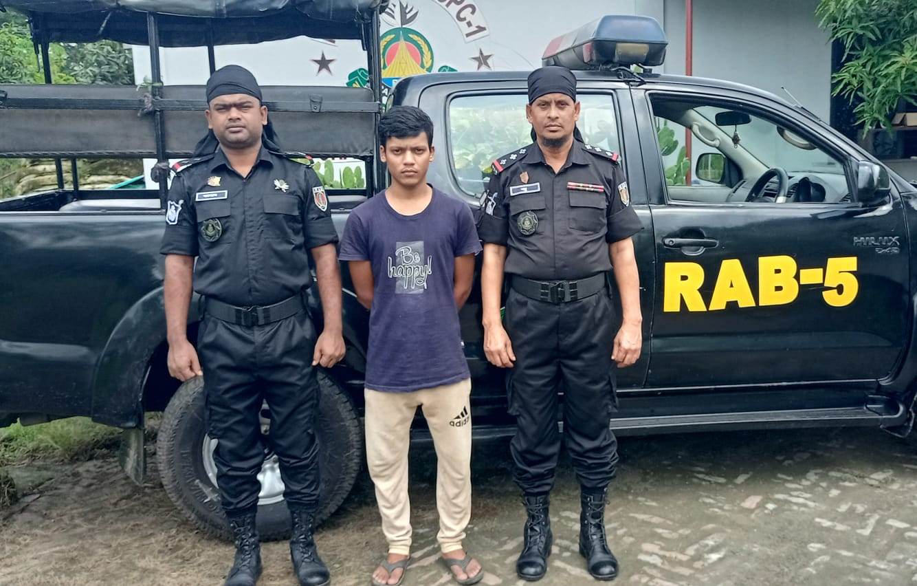 চাঁপাইনবাবগঞ্জের শিবগঞ্জে তুচ্ছ ঘটনাকে কেন্দ্র করে পিটিয়ে হত্যা করার মূল আসামি গ্রেফতার 