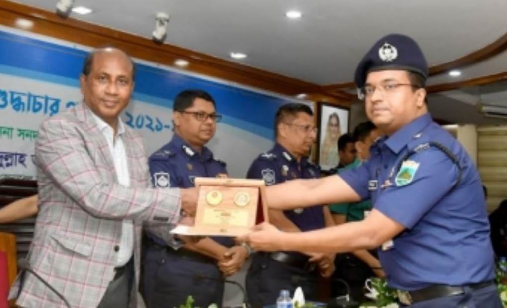 অতিরিক্ত পুলিশ সুপার (গোমস্থাপুর সার্কেল) রাকিবুল পেলেন বাংলাদেশ পুলিশের শুদ্ধাচার পুরস্কার