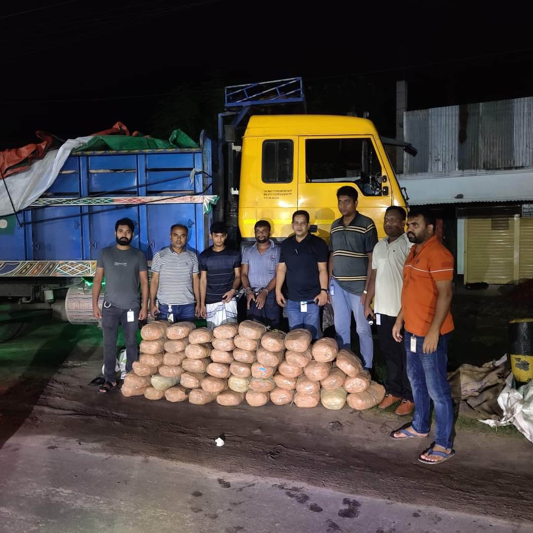 চাঁপাইনবাবগঞ্জ ডিএনসির সাফল্য।।  অভিনব কায়দায় মাদক পাচার, ৯৬ কেজি গাঁজা উদ্ধার, ট্রাক জব্দ 