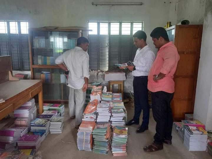 ঈদগাঁওতে বিপুল পরিমাণ সরকারি বই পাচারকালে জব্দ