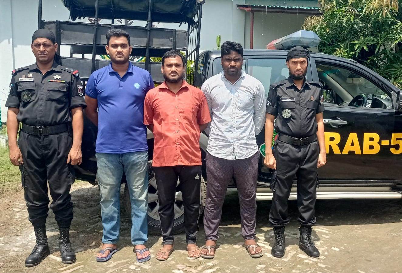 চাঁপাইনবাবগঞ্জে অর্থ আত্মসাৎকারী ভুয়া এনজিওর মূলহোতা সহ তিন সদস্যকে গ্রেফতার করেছে র‌্যাব