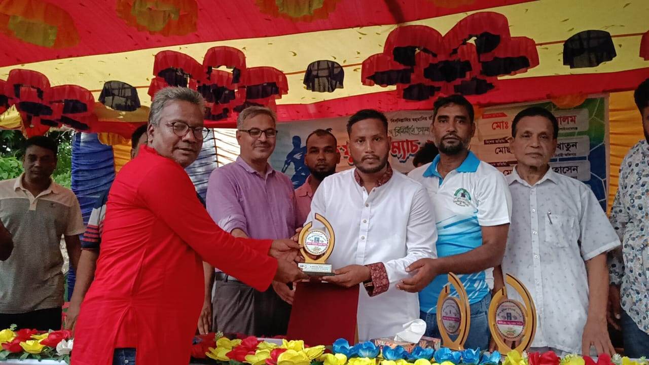 চাঁপাইনবাবগঞ্জের কৃষ্ণগোবিন্দপুর হাই স্কুল মাঠে প্রীতি ফুটবল ম্যাচ-২০২৩ অনুষ্ঠিত 