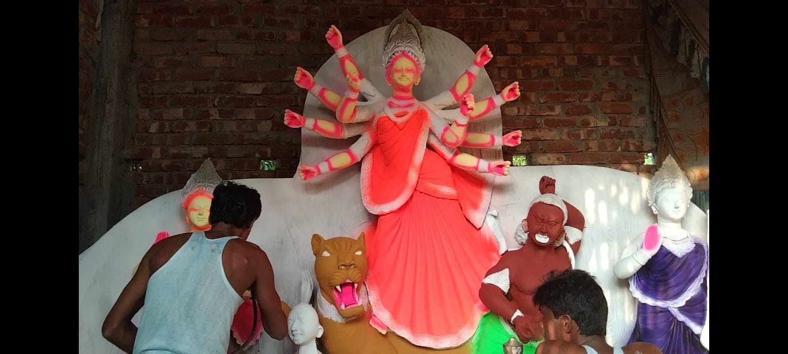 মধুপুরে রং তুলির নিবিড় আঁচড়ে প্রতিমা সাজাতে ব্যস্ত কারিগররা