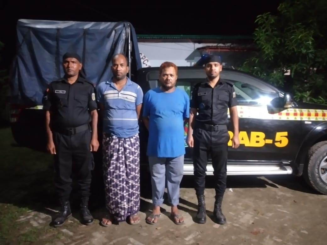 চাঁপাইনবাবগঞ্জের শিবগঞ্জে ফেন্সিডিল সহ দুইজনকে গ্রেফতার করেছে র্র্যাব