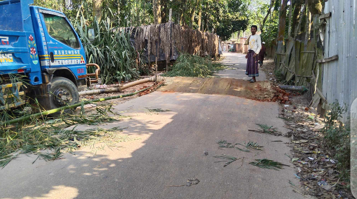 ঈদগাঁও নদীতে ড্রেজার মেশিন দিয়ে বালু উত্তোলন, নীরব প্রশাসন 
