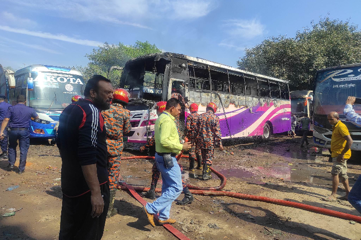 চাঁপাইনবাবগঞ্জে তুহিন পরিবহনের ঢাকা কোচে সর্ট সার্কিটে আগুন, আহত ১