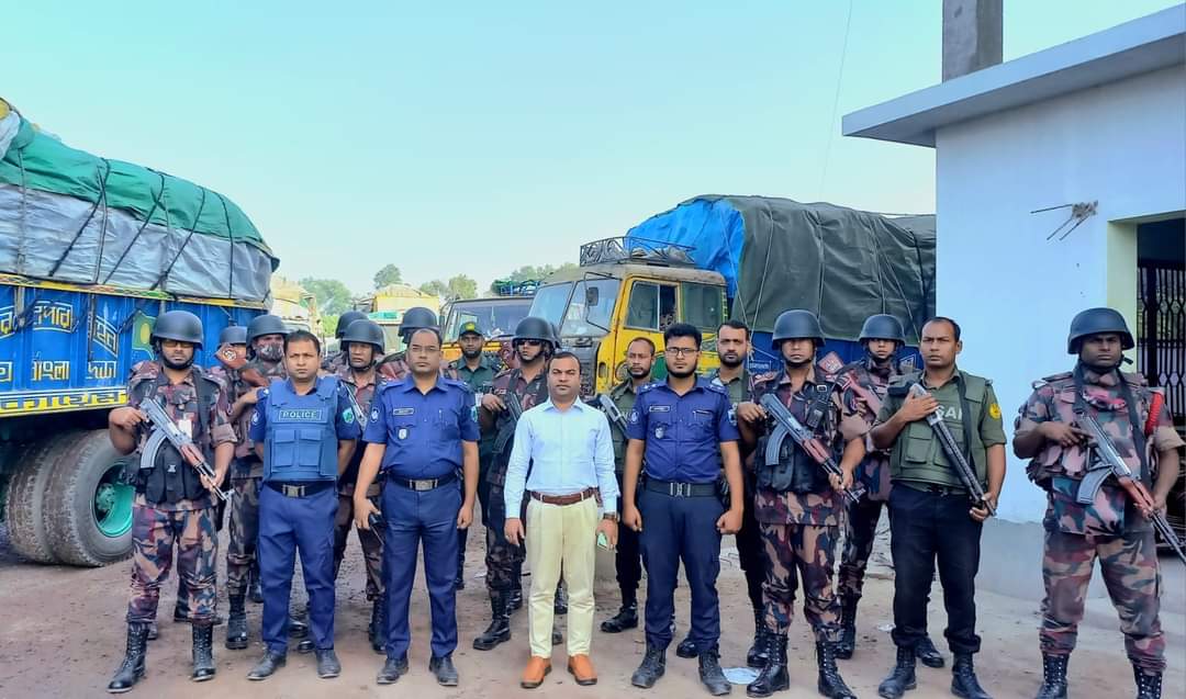 চাঁপাইনবাবগঞ্জের সোনামসজিদ স্থলবন্দর থেকে ১২৬ টি ট্রাক আইন শৃঙ্খলা বাহিনীর নিরাপত্তায় ছেড়ে গেছে 