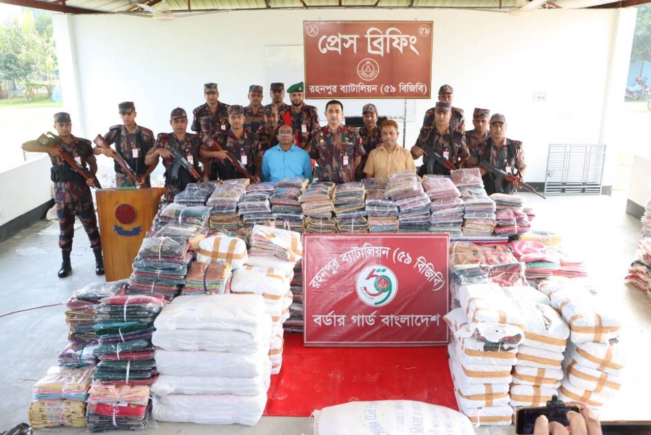 চাঁপাইনবাবগঞ্জের সোনামসজিদ স্থলবন্দর সীমান্তে কোটি টাকার ভারতীয় শীত বস্ত্র উদ্ধার 