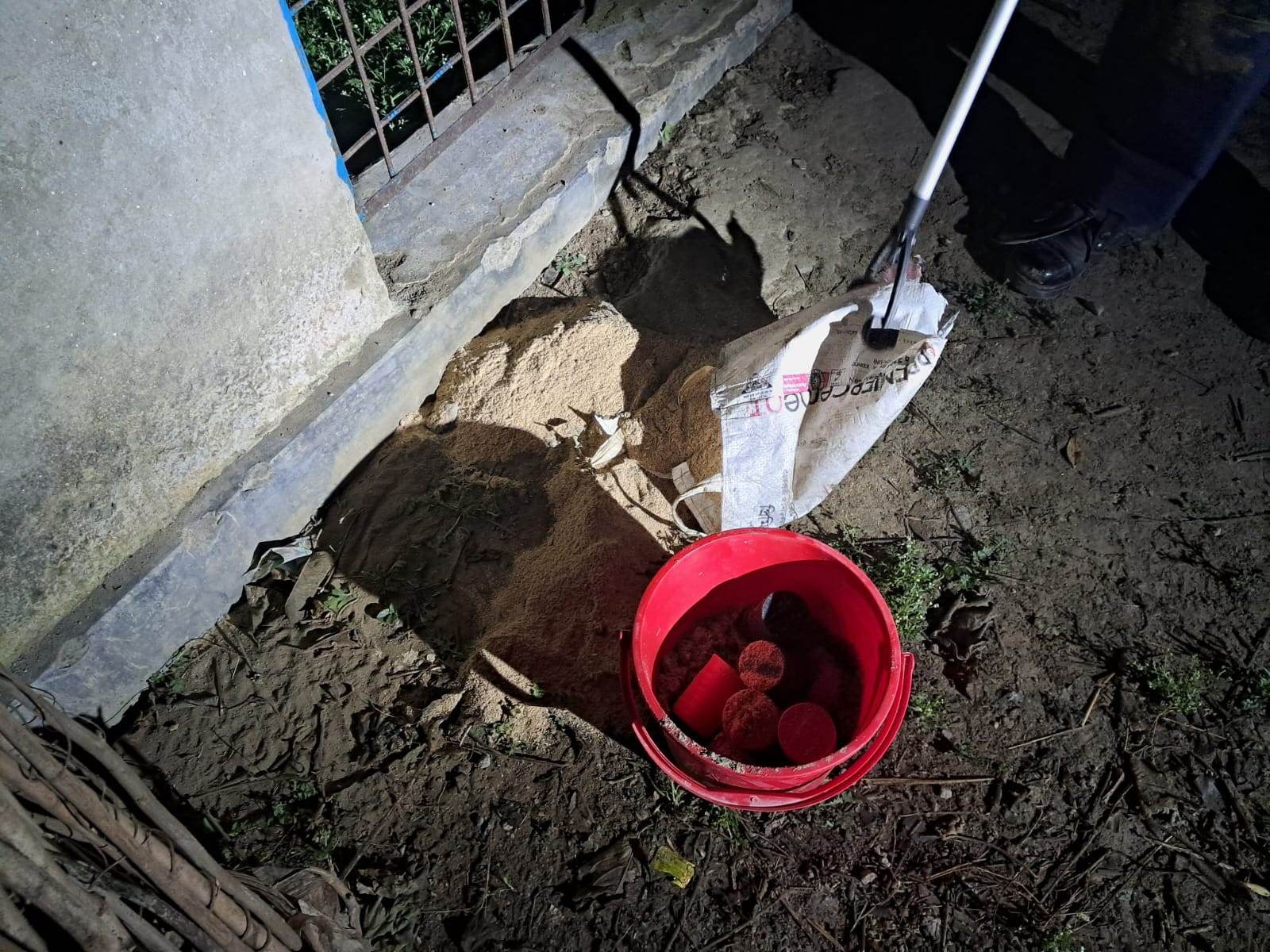 চাঁপাইনবাবগঞ্জের রামচন্দ্রপুরহাটে অবিষ্ফোরিত পাঁচটি তাজা ককটেল উদ্ধার 