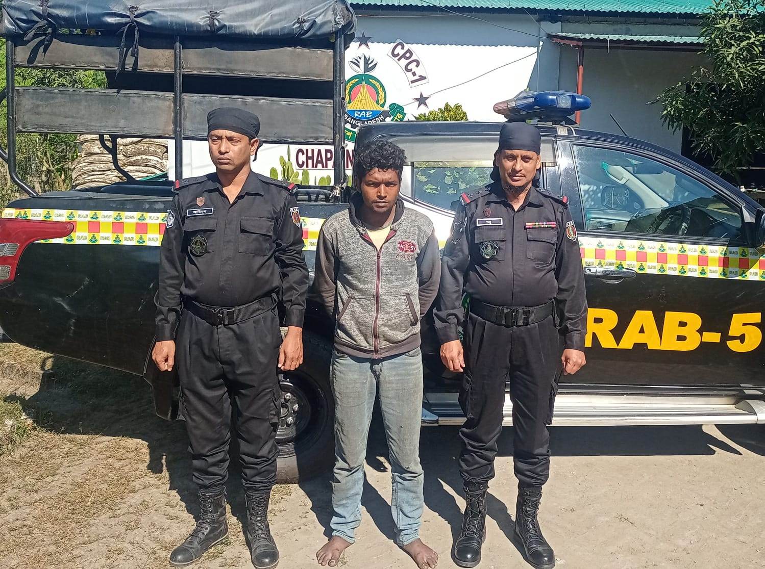 চাঁপাইনবাবগঞ্জে র‌্যাবের অভিযান ॥ বিপুল পরিমাণ বিস্ফোরক দ্রব্য ও গাঁজাসহ আটক-২