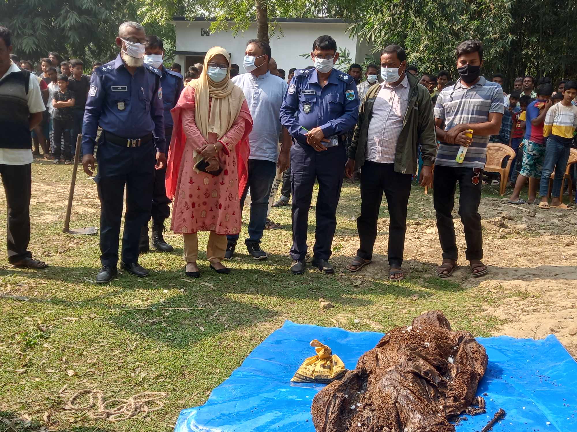 গোমস্তাপুরে দাফনের তিন মাস পরে কবর থেকে লাশ উত্তোলন