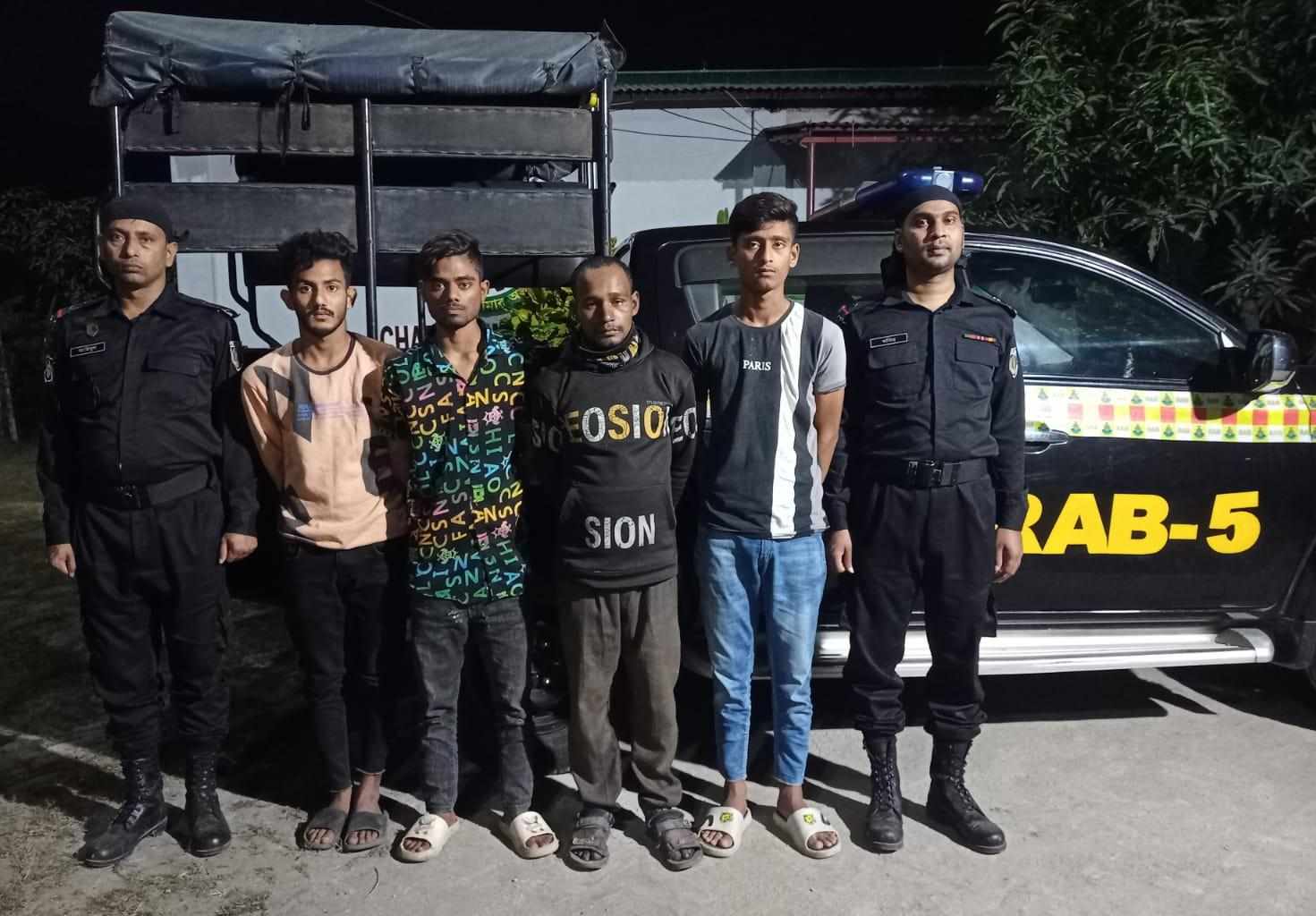 চাঁপাইনবাবগঞ্জে র‍্যাবের অভিযানে কিশোর গ্যাং গ্রুপের লিডার সহ ৪ সদস্য গ্রেফতার