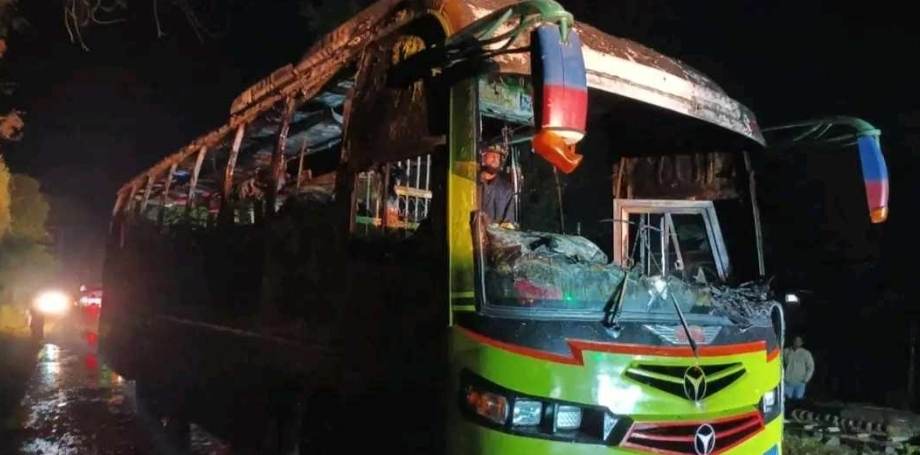 চাঁপাইনবাবগঞ্জগামী যাত্রীবাহী বাসে গোদাগাড়ীতে আগুন দিয়েছে হরতালকারীরা