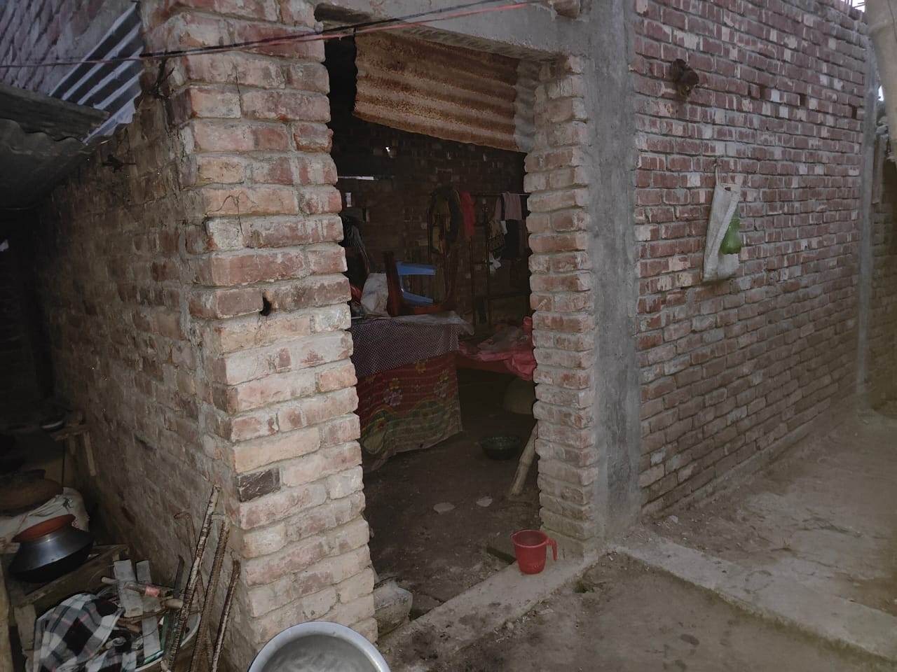 চাঁপাইনবাবগঞ্জের শিবগঞ্জে মৃত বাবার কবরের উপর ছেলের বাড়ি নির্মাণ, জণমনে ক্ষোভ  
