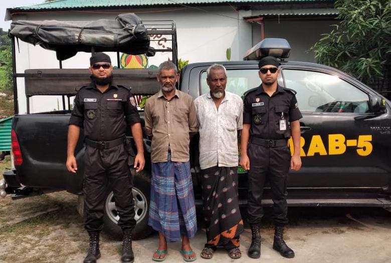 চাঁপাইনবাবগঞ্জে অভিনব কায়দায় চালের বস্তায় গাঁজা পাচার কালে ২ জনকে আটক করেছে র্র্যাব
