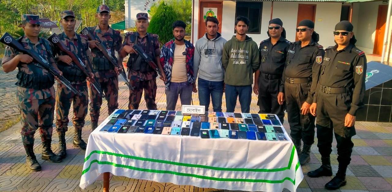 চাঁপাইনবাবগঞ্জের শিবগঞ্জে বিজিবি ও র‌্যাবের যৌথ অভিযানে মোবাইলসহ ৩ জন আটক 