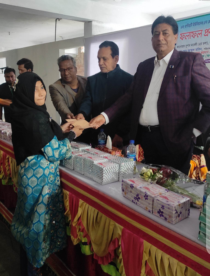 চাঁপাইনবাবগঞ্জের রামচন্দ্রপুরহাটে ড্রিম একাডেমির আয়োজনে শিক্ষা বৃত্তি প্রদান 