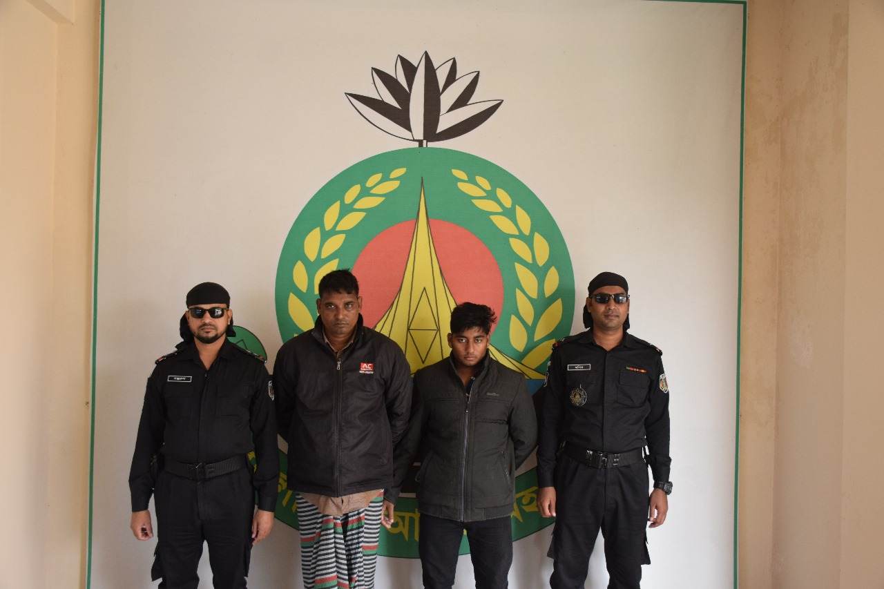 চাঁপাইনবাবগঞ্জে রাজশাহী র‍্যাবের হাতে ১০ কেজি হেরোইনসহ বাবা-ছেলে আটক