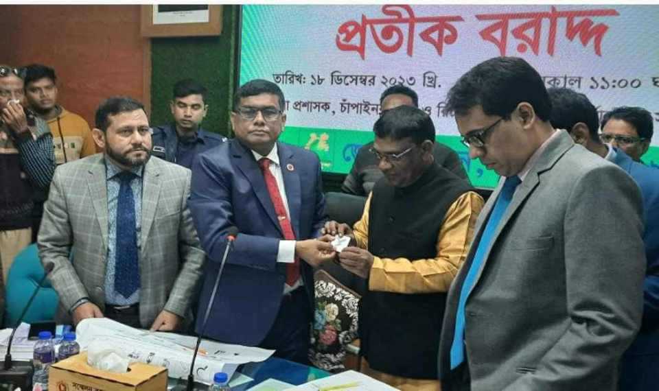 চাঁপাইনবাবগঞ্জে স্বতন্ত্র সহ মোট ১৬ প্রার্থীর মাঝে প্রতীক বরাদ্দ