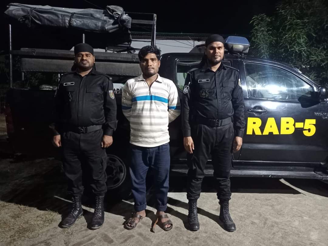 চাঁপাইনবাবগঞ্জের শিবগঞ্জে বিস্ফোরক ও দেশীয় অস্ত্র সহ ১জন র্র্যাবের হাতে গ্রেফতার 